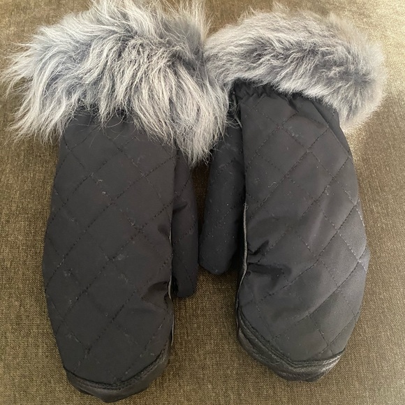 UGG Quilted Smart Mittens - Mismatched Sizes - As Is - Picture 2 of 13
